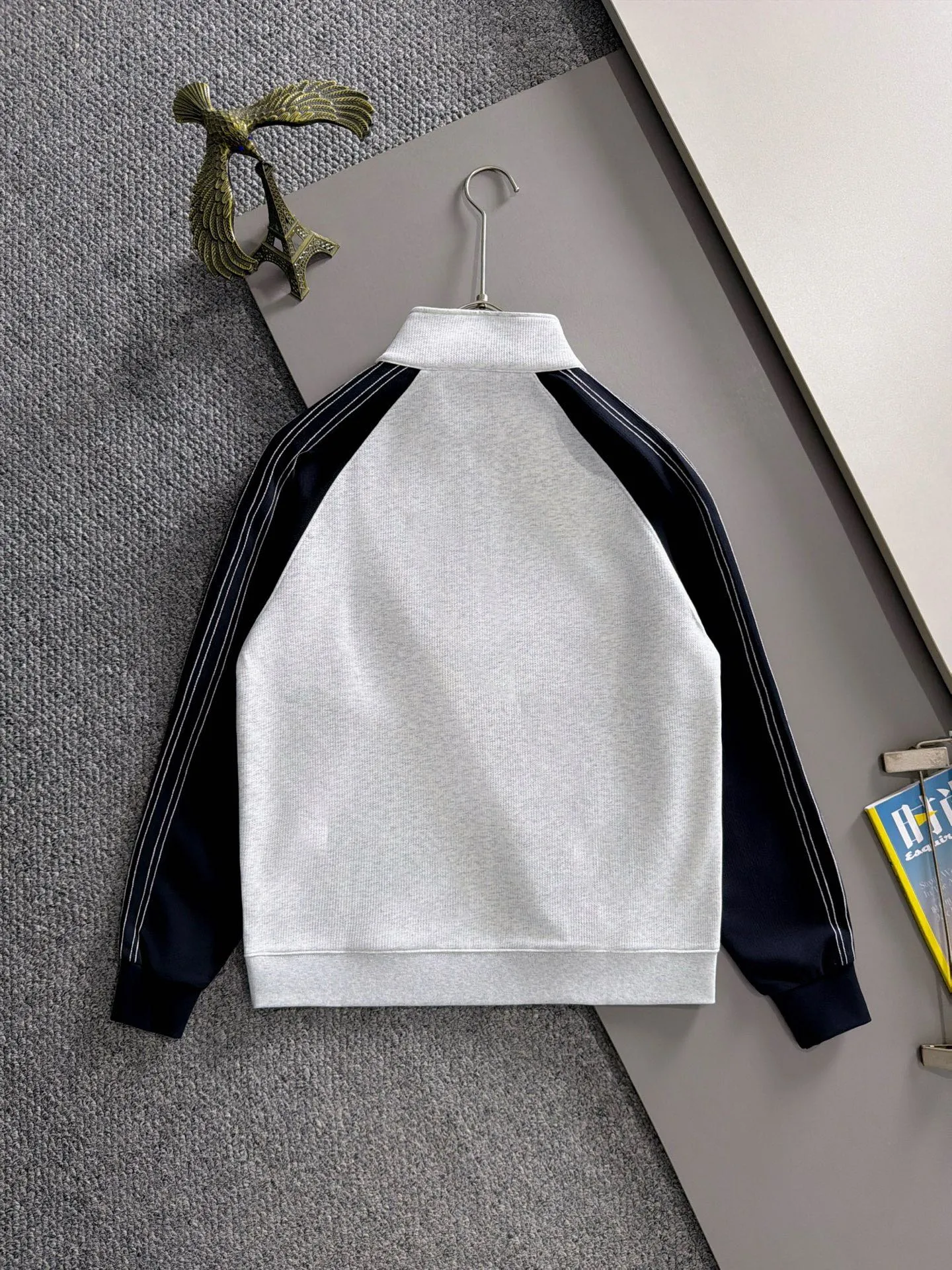 Paris Clover 2026 long-sleeved sweatshirts for men and women Same Style. Many stars have the same style, the top Original version. Feel free to compare🆚The fabric is custom-dyed and lightly sprayed and distressed. The fabric, material, and details are consistent with the original version. Special cotton and linen fabrics are selected. The cost of the fabric is extremely expensive. It is twice as expensive as pure cotton materials. We will do better at all costs. Three standards are complete. The comparison between non-market products and my fabrics is very different. Only the top version is made! Size: M-4XL
